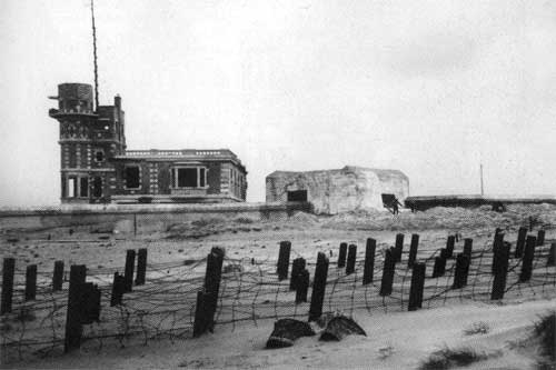 1941 bunker aan het loodswezengebouw en overal prikkeldraad op het strand